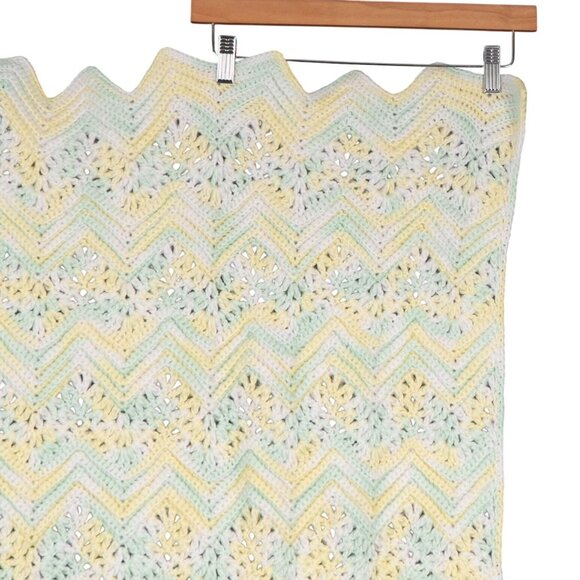 Handmade Crochet Baby Blanket Yellow Green White Zig Zag Chevron Soft Nursery